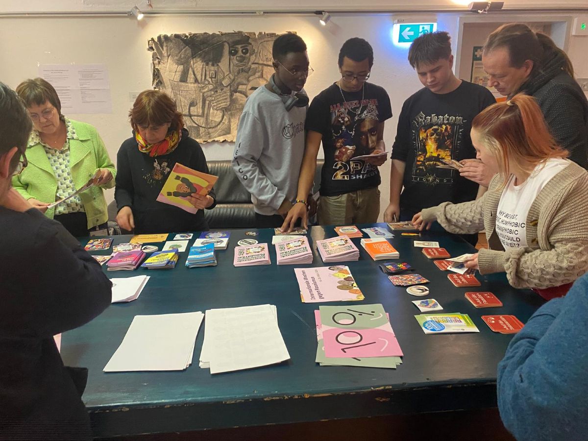 Menschen bei Plakaten 3